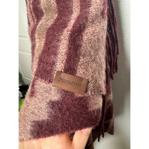 Pendleton 100% Wool Shawl w Fringe in Beautiful Burgundy Pattern. Offers Welcome - Picture 3 of 5